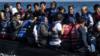 Беженцы прибывают на надувной лодке на греческий остров Лесбос