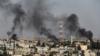 Дым поднимается изнутри Сирии во время бомбардировки турецкими войсками