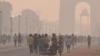 Посетители в тумане накрыли Ворота Индии, 18 октября 2020 года в Нью-Дели, Индия