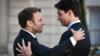 Эммануэль Макрон прощается с премьер-министром Канады Джастином Трюдо, покидая президентский дворец в Елисейском дворце