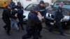 Черногорские полицейские сопровождают мужчин на допрос в Подгорице