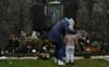 Мать и ее дочь отдают дань уважения на кладбище в Туаме, где были обнаружены тела 796 младенцев