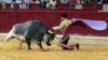 Испанский тореадор Альберто Альварес борется со своим первым быком во время корриды ярмарки Эль-Пилар в Сарагосе, Испания, 9 октября 2016 г.