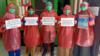 Индонезийские медсестры носят плащи, чтобы защитить себя от вируса