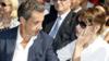 Карла Бруни Саркози беседует с бывшим президентом Франции Николя Саркози во время встречи с членами правой партии Les Republicains 19 июля 2015 года в Ницце, Франция
