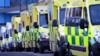 Машины скорой помощи стоят в очереди возле больницы NHS