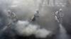 Иранские пожарные дезинфицируют улицы в Тегеране, чтобы остановить дикое распространение коронавируса в марте 2020 года
