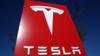 Логотип Tesla на вывеске в автосалоне Tesla