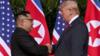 Ким Чен Ын и Дональд Трамп пожимают друг другу руки