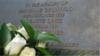 Цветы возложены к мемориалу Гернси трем еврейским женщинам, депортированным с острова во время немецкой оккупации во время Второй мировой войны. Позже все трое погибли в Освенциме