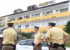 Полиция возле бывшего отеля, где жил террорист, в Ансбахе, Германия, 25 июля