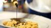 Сыр пармезан поливают уксусом в итальянской провинции Модена 27 марта 2017 года
