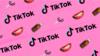 Изображение логотипа TikTok с зубчиками, бутылками и ножницами