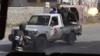 Ливийский боец, верный Правительству национального согласия (ПНС), стреляет из установленного на грузовике оружия во время столкновений