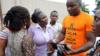 Продавец из Jumia пытается продать товары прохожим в Лагосе 12 июня 2013 года.