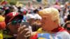 Мужчина в маске, изображающий президента США Дональда Трампа, делает селфи во время митинга против правительства президента Венесуэлы Николаса Мадуро в Каракасе, 2 февраля 2019 г.