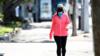 Женщина в маске гуляет по Окленду