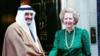 Маргарет Тэтчер пожимает руку королю Саудовской Аравии Фахду возле Даунинг-стрит в 1987 году