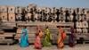 Преданные проходят мимо колонн в городе Аджодхья, Индия