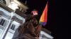 Статуя Коперника в Варшаве с флагом ЛГБТ и розовой маской для лица