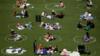 Люди в Domino Park изображены в кругах, нарисованных как ориентиры для социального дистанцирования во время вспышки коронавирусной болезни (COVID-19) в Бруклине, Нью-Йорк, США, 24 мая 2020 г.