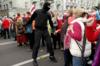 Белорусские пенсионеры спорят с сотрудником правоохранительных органов во время митинга с требованием отставки Александра Лукашенко и проведения новых справедливых выборов в Минске 12 октября 2020 года