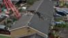 Кран врезался в застройку и два дома с террасами в Комптон Клоуз, Боу