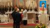 Кардинал Агостино Валлини приветствует мать и отца Карло Акутиса во время мессы в честь процесса беатификации