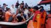 Местные рыбаки и спасатели хранят предполагаемые останки самолета Sriwijaya Air, следовавшего рейсом SJ182, который упал в море недалеко от Джакарты