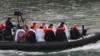Группа людей, которых считали мигрантами на борту корабля пограничных войск в воскресенье
