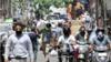 Наплыв людей и автомобилистов на рыночной площади, поскольку в городе начинают открываться магазины в соответствии с определенными правилами, 20 мая 2020 года в Джамму, Индия