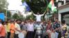 Амбедкар Вичар Манчский активист празднует с барабанами и флагами.