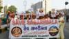 Индийские преданные Аяаппа участвуют в мирном митинге протеста против решения Верховного суда разрешить женщинам всех возрастов входить в храм Сабаримала в Керале в районе Народа в Ахмедабаде 14 октября 2018 г.