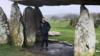 Археолог Томос Джонс в неолитической погребальной камере Пентре Ифан