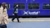 Поезд ScotRail рядом с платформой, поскольку железнодорожные перевозки продолжают привлекать критику из-за повышения тарифов