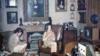 Две женщины сидят под картиной Моны Лизы, висящей над камином в лондонской квартире 1960-х годов