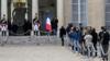 Французская общественная очередь, чтобы отдать дань уважения перед фотографией покойного президента Франции Жака Ширака, выставленной в президентском дворце в Елисейском дворце
