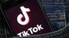 Логотип TikTok отображается на телефоне.