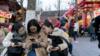 Женщины в Китае смотрят на смартфоны
