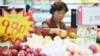 Женщина делает покупки в супермаркете в Китае.