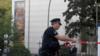 Полицейский раскатывает ленту перед синагогой