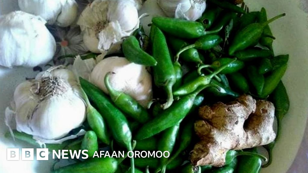 Uyda divanda jinsiy aloqa Chubby barcha teshiklari porno