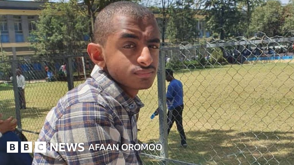 Kichkina qiz gangbanged va mushtini oladi