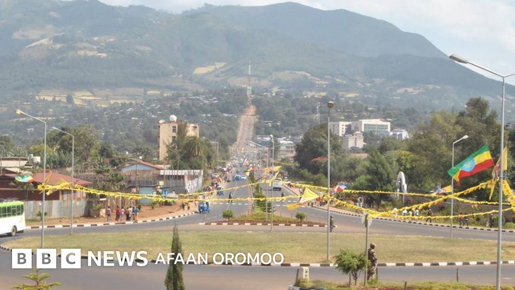 Qozoq ayoli bilan jinsiy aloqani havaskor suratga olish Boysunuvchi oz boshligini yalaydi