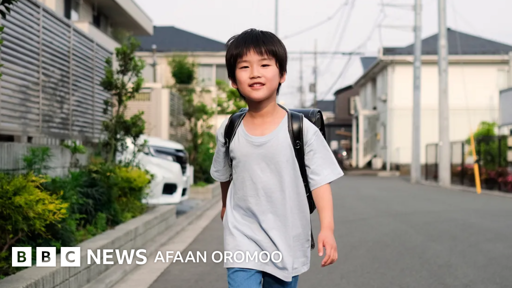 Mazali poshnali oyoq fetish