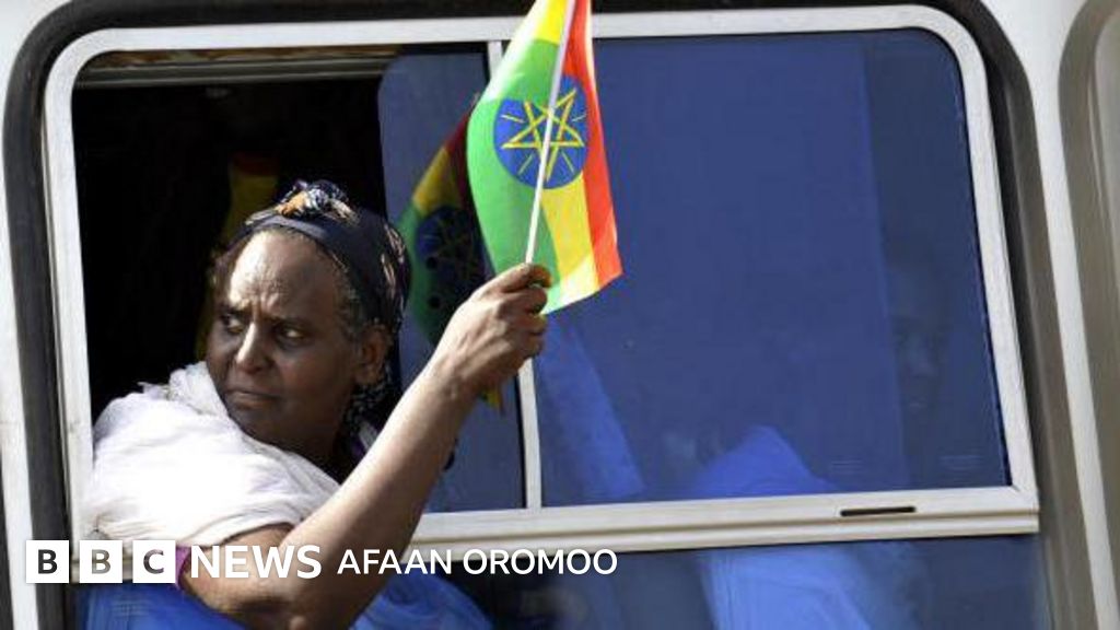 Yosh onaning katta kokraklari