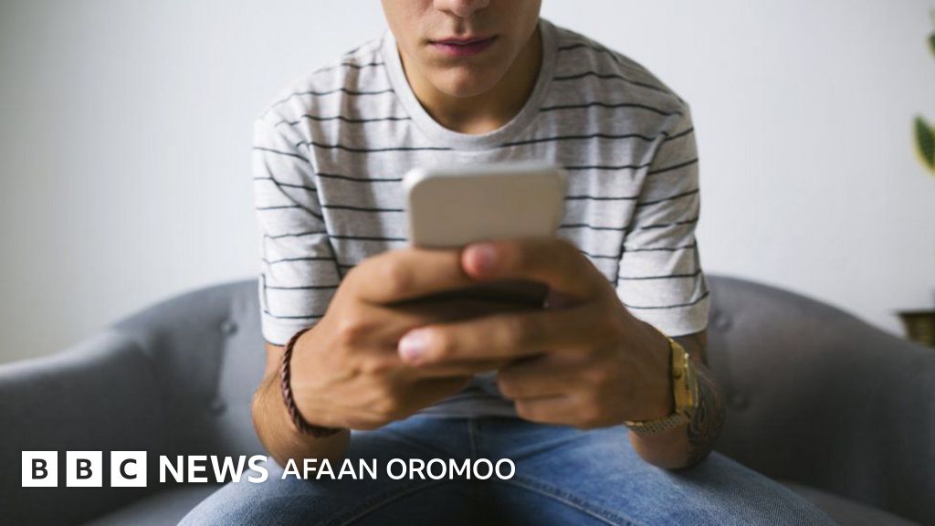 Muz teshigida yalangoch ayollar video