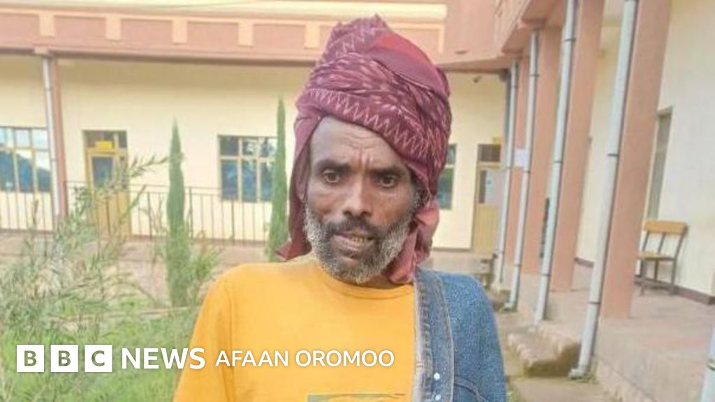 Bir olomon qora yigitlar katta siklar bilan xolani sikishdi