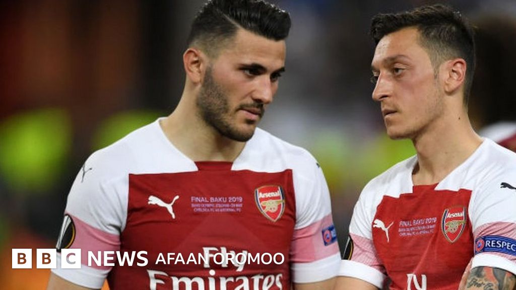 Erining dugonalari bilan erini aldagan ayol tasvirlangan video.