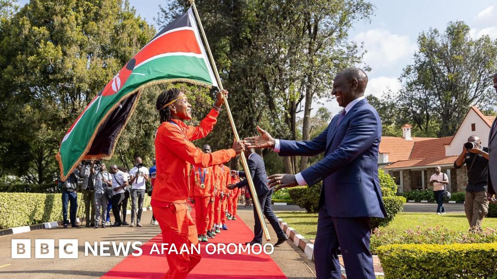 Jerking off bir yosh mushuk Onlayn hammomda tomosha qilish